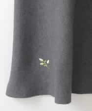 ZMHCE01136 al'aise modulation(アレーズモジュレーション) 【洗える】フラワー刺繍フレアニットスカート グレー