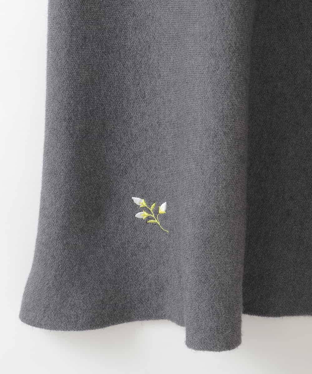 ZMHCE01136 al'aise modulation(アレーズモジュレーション) 【洗える】フラワー刺繍フレアニットスカート グレー