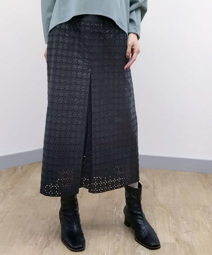 ZMHJQ01180 modulation フェイクレザー刺繍デザインスカート