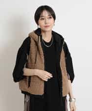 ZMJAB30179 al'aise modulation(アレーズモジュレーション) 中綿入りボアフーディーベスト ベージュ