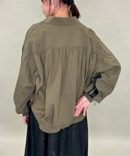 ZMJAE15145 al'aise modulation(アレーズモジュレーション) サイドラインラウンドシルエットシャツ カーキ