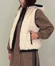 ZMJAE22179 al'aise modulation(アレーズモジュレーション) フード付きボアジップベスト ベージュ