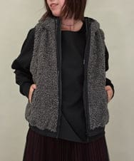 ZMJAE22179 al'aise modulation(アレーズモジュレーション) フード付きボアジップベスト ダークグレー