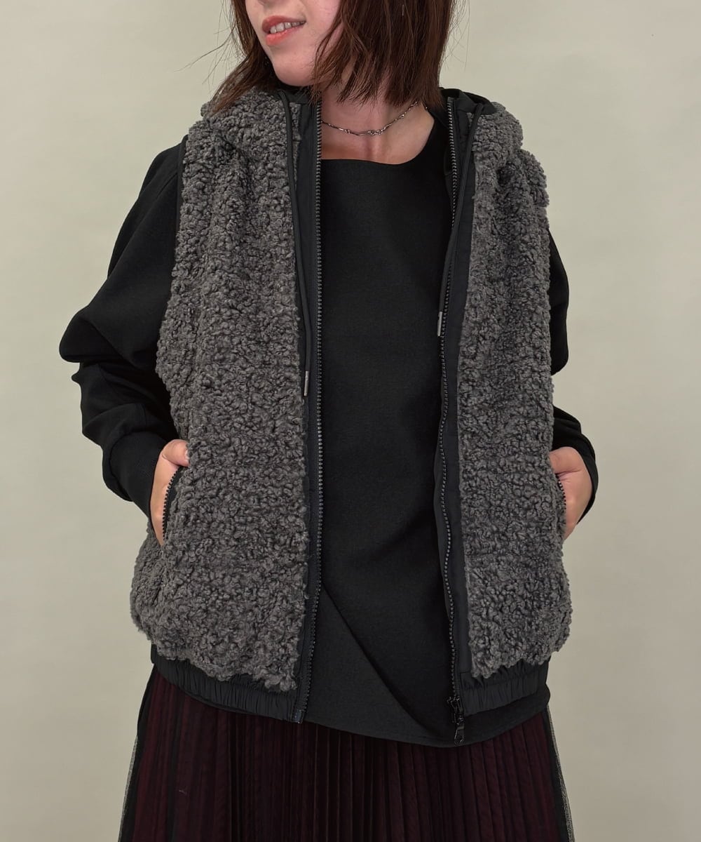 ZMJAE22179 al'aise modulation(アレーズモジュレーション) フード付きボアジップベスト ダークグレー