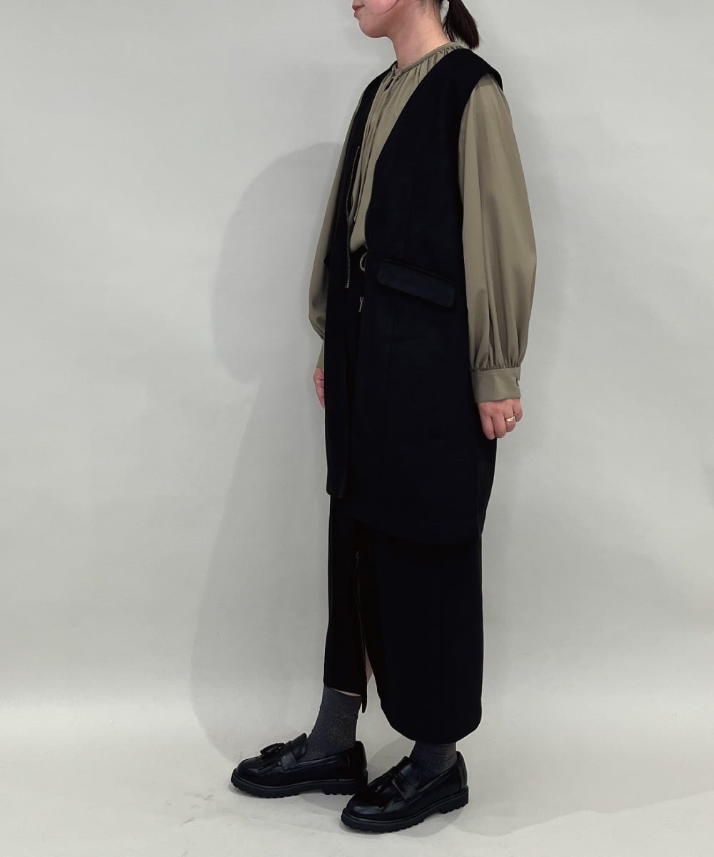 ZMJAE39118 al'aise modulation(アレーズモジュレーション) 【セットアップ対応】バックフリルスエードライクジレ ブラック