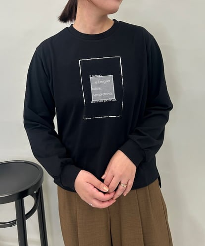 ZMKAE42098 al'aise modulation フロントモチーフロングスリーブTシャツ