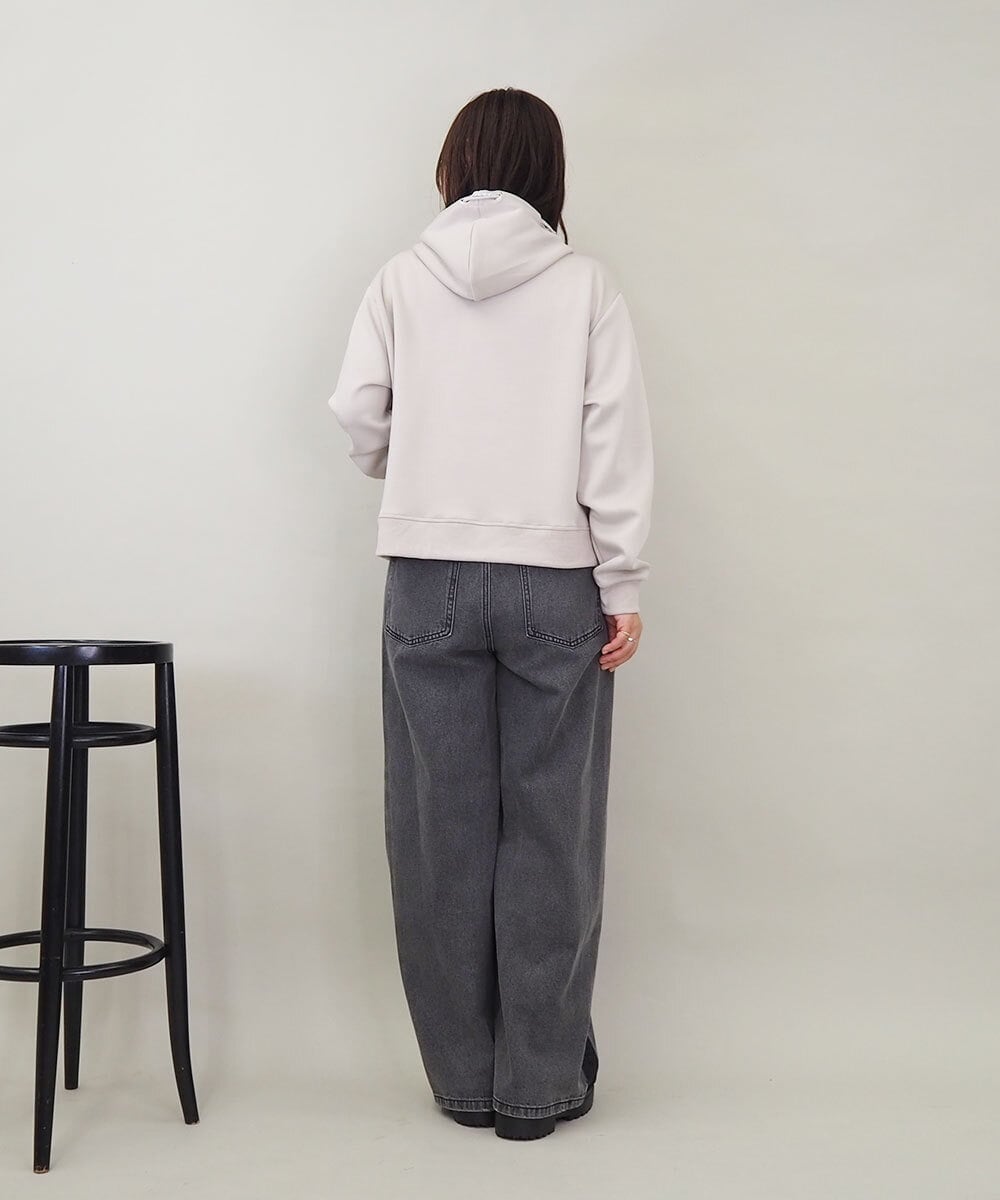 ZMKEE07128 al'aise modulation(アレーズモジュレーション) 箔ロゴラメコードフーディー ベージュ