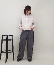 ZMKEE07128 al'aise modulation(アレーズモジュレーション) 箔ロゴラメコードフーディー ベージュ