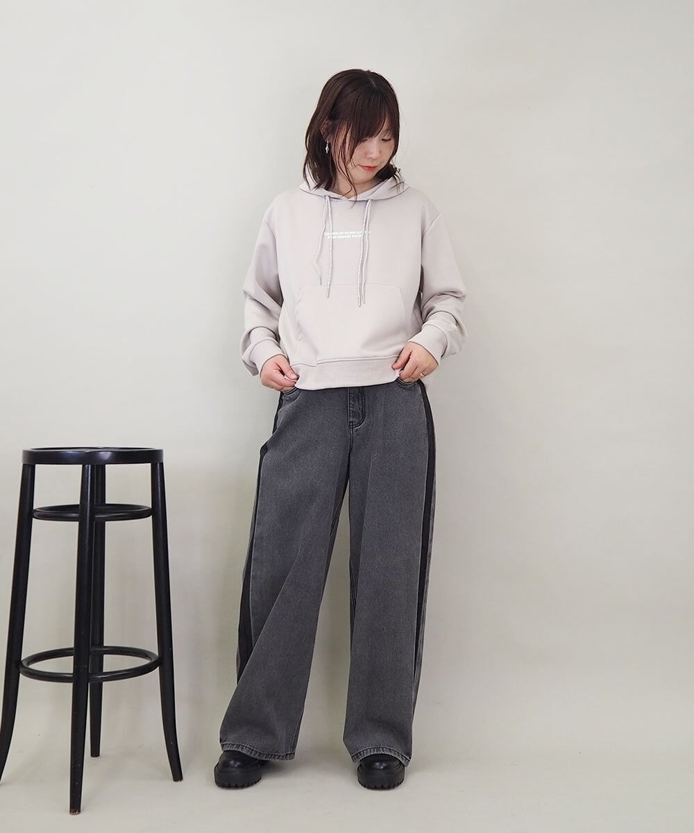 ZMKEE07128 al'aise modulation(アレーズモジュレーション) 箔ロゴラメコードフーディー ベージュ