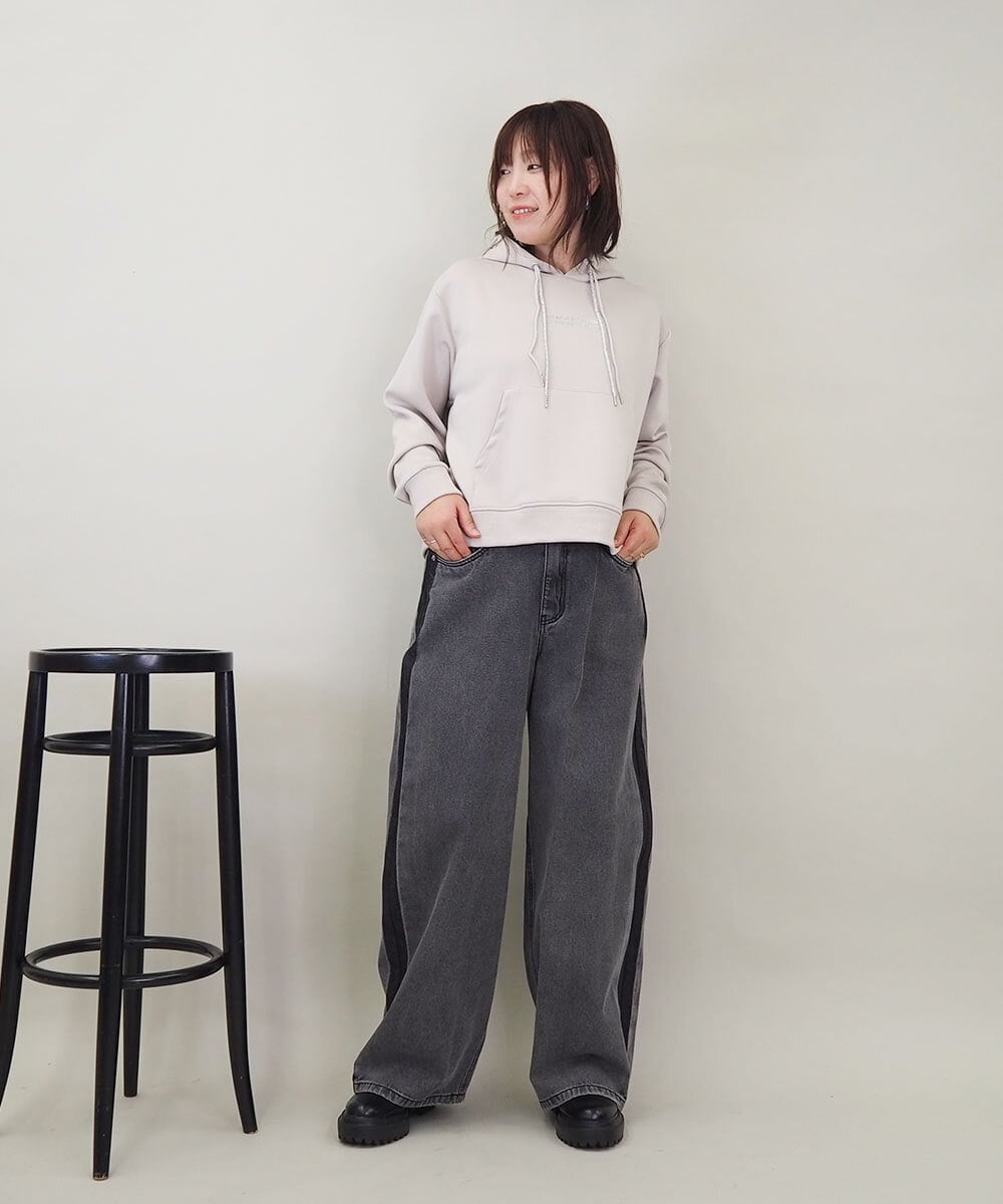 ZMKEE07128 al'aise modulation(アレーズモジュレーション) 箔ロゴラメコードフーディー ベージュ