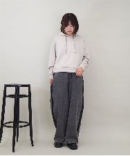 ZMKEE07128 al'aise modulation(アレーズモジュレーション) 箔ロゴラメコードフーディー ベージュ