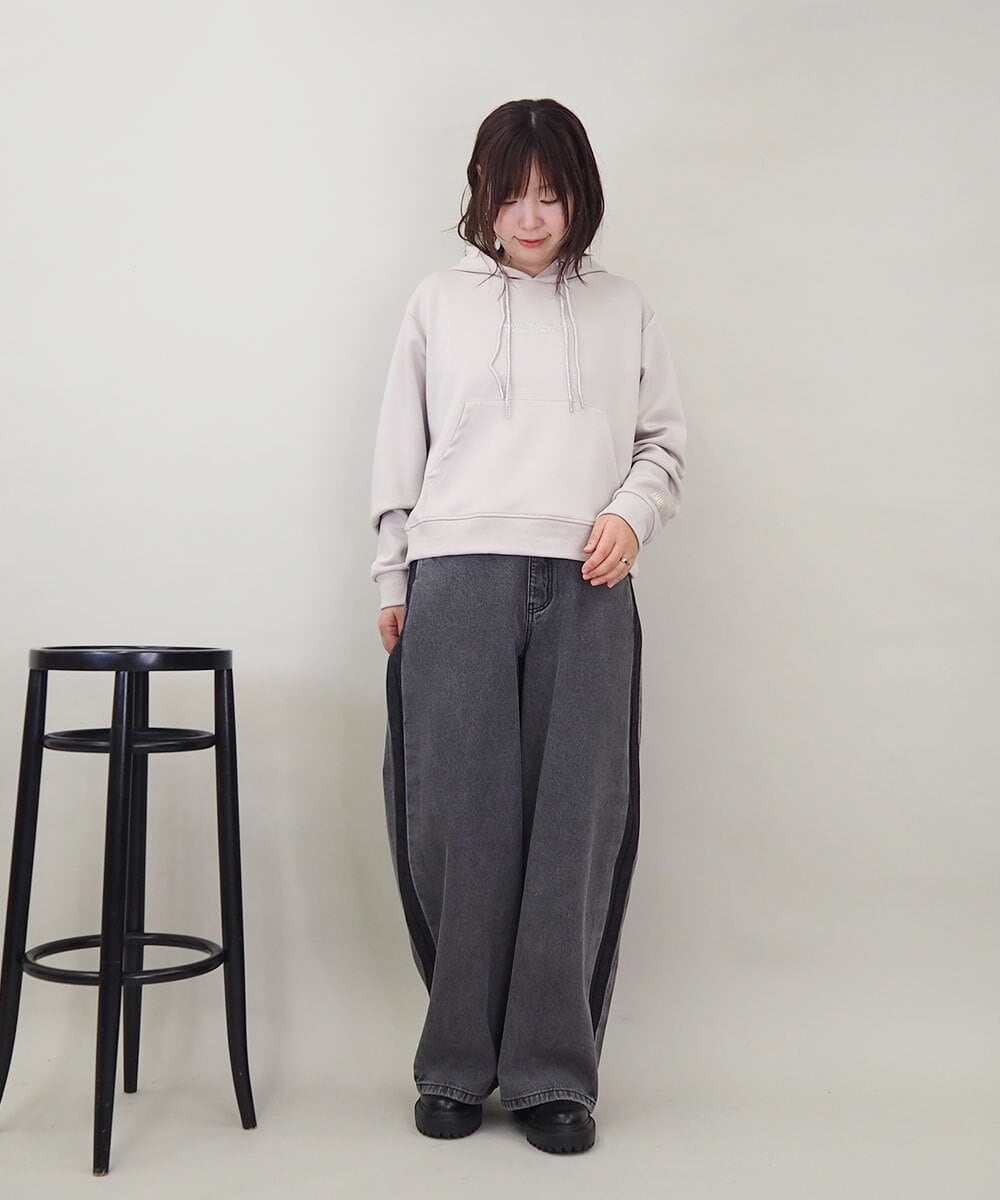 ZMKEE07128 al'aise modulation(アレーズモジュレーション) 箔ロゴラメコードフーディー ベージュ