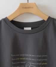 ZMKGB33054 al'aise modulation(アレーズモジュレーション) 【洗える/接触冷感】イラストロゴプリントTシャツ ダークグレー
