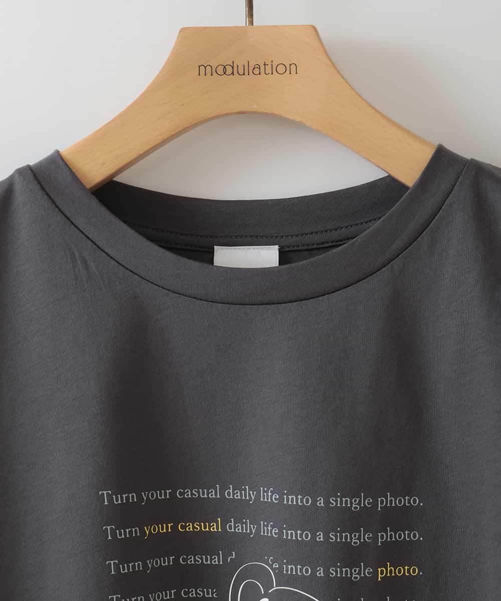 ZMKGB33054 al'aise modulation(アレーズモジュレーション) 【洗える/接触冷感】イラストロゴプリントTシャツ ダークグレー