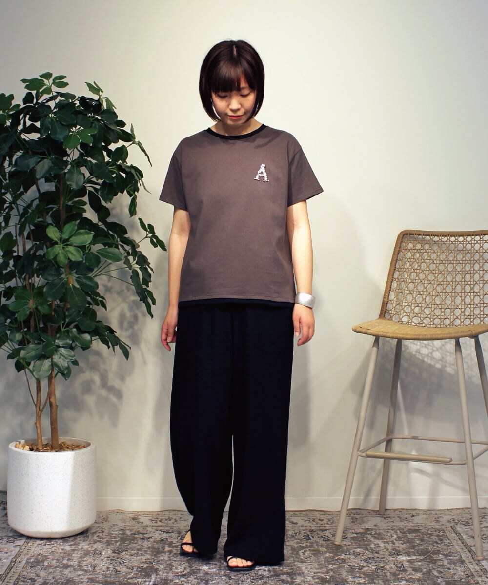 ZMKGB66079 al'aise modulation(アレーズモジュレーション) ビジューパールロゴTシャツ ダークグレー