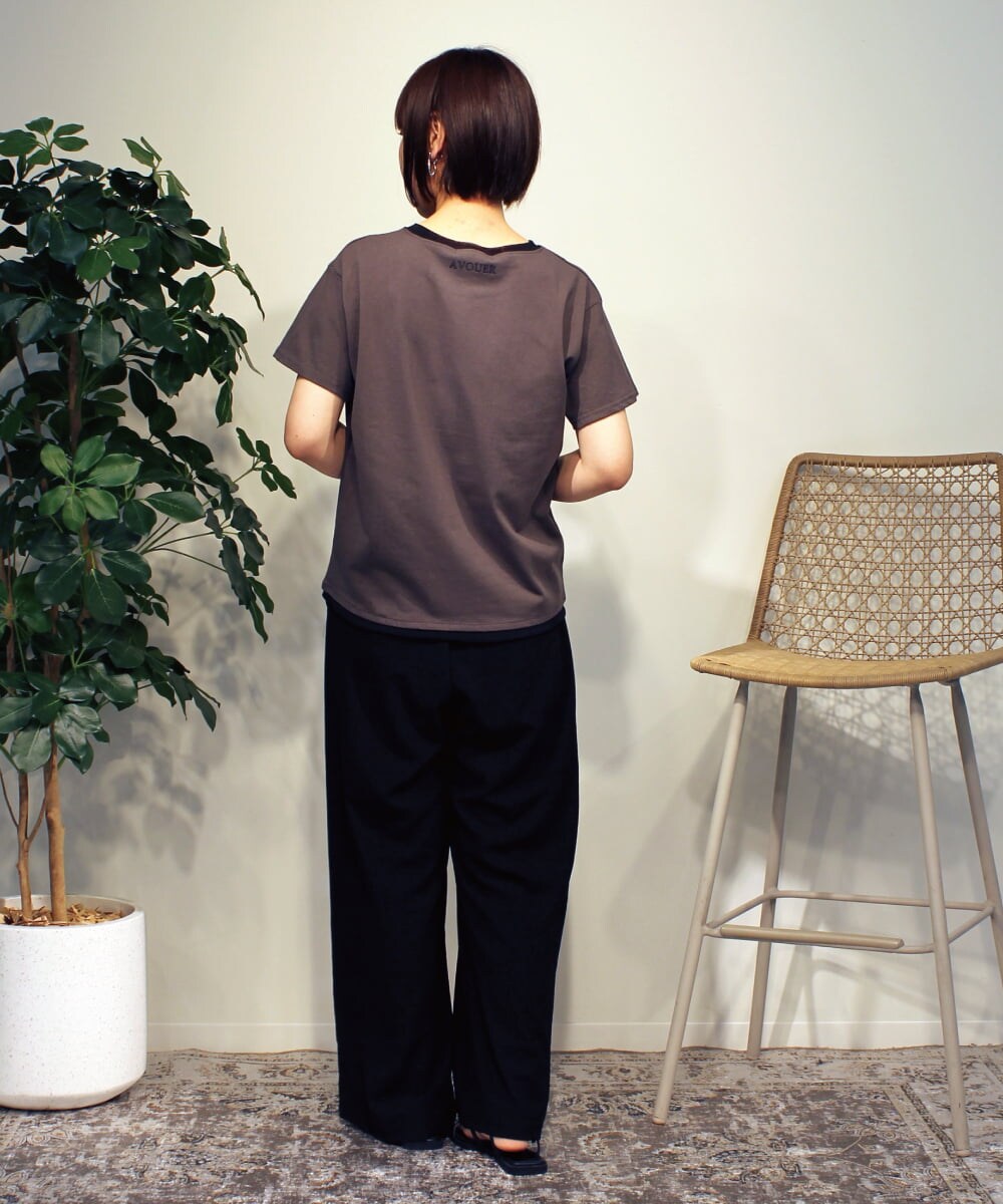 ZMKGB66079 al'aise modulation(アレーズモジュレーション) ビジューパールロゴTシャツ ダークグレー