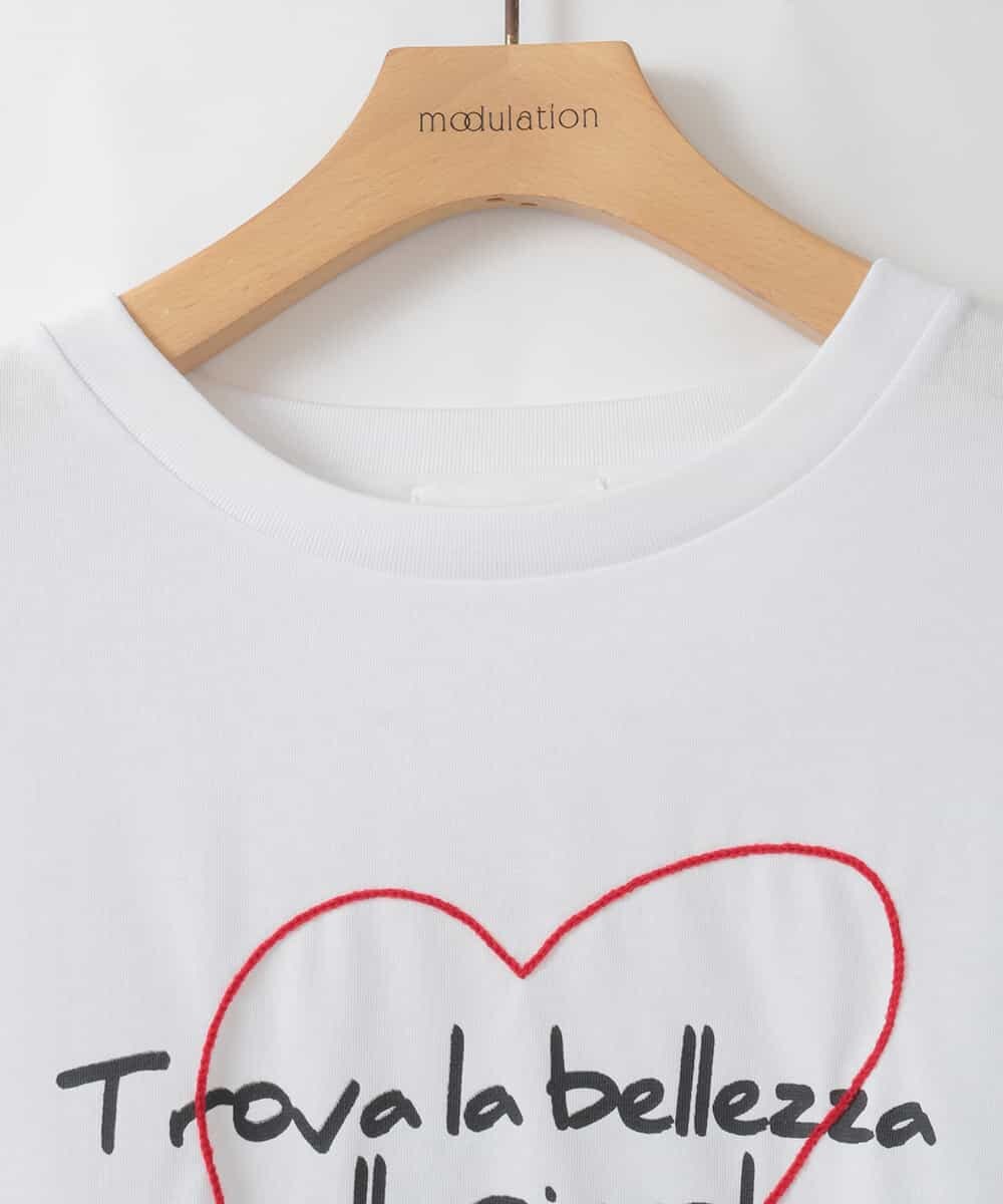 ZMKGE39090 al'aise modulation(アレーズモジュレーション) ロゴステッチデザインTシャツ ホワイト