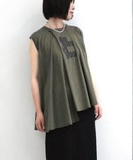 ZMKIB69110 al'aise modulation(アレーズモジュレーション) ロゴフレアノースリーブカットソー カーキ