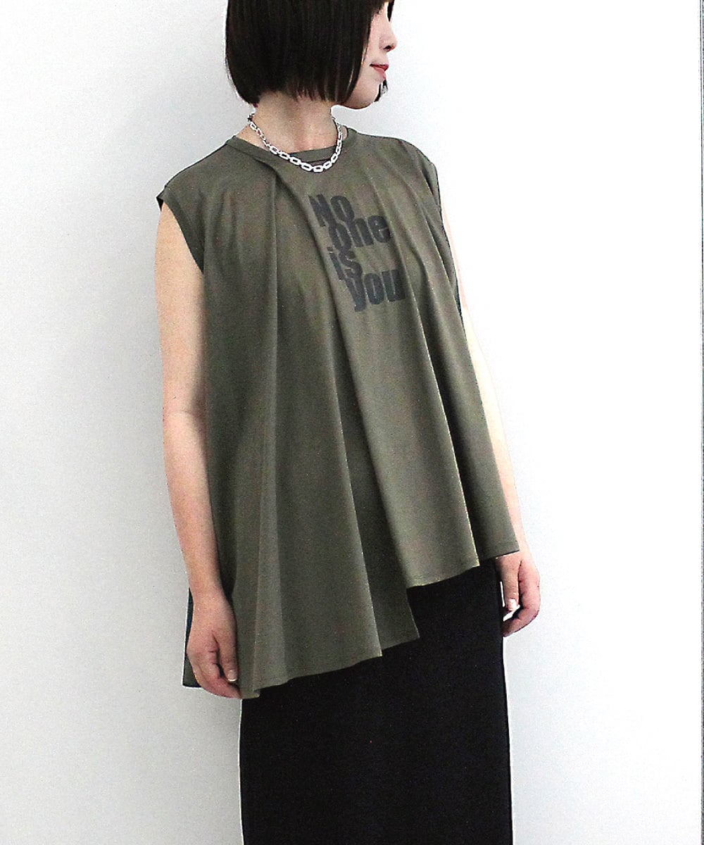 ZMKIB69110 al'aise modulation(アレーズモジュレーション) ロゴフレアノースリーブカットソー カーキ