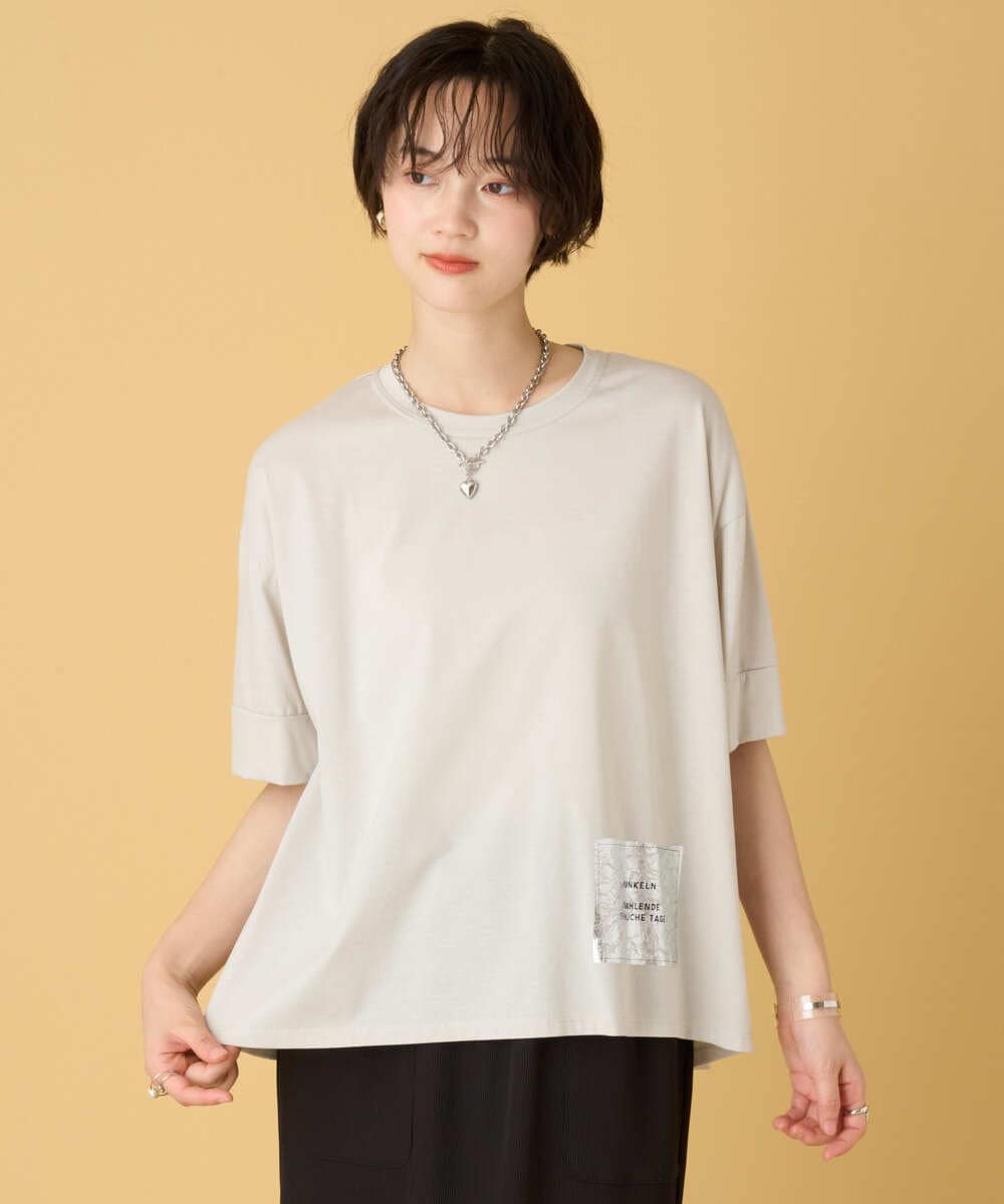 ZMKIE01099 al'aise modulation(アレーズモジュレーション) 【洗える】タグアクセントコットンTシャツ ライトグレー