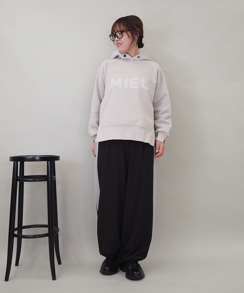 ZMLAE34150 al'aise modulation(アレーズモジュレーション) サイドラインワイドイージーパンツ ダークグレー