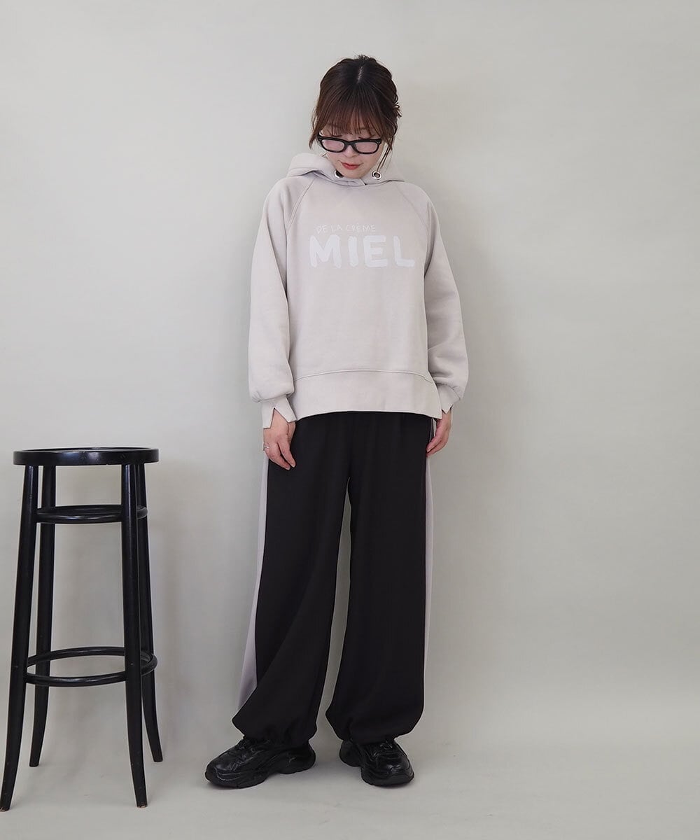 ZMLAE34150 al'aise modulation(アレーズモジュレーション) サイドラインワイドイージーパンツ ダークグレー