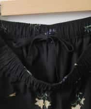 ZMLGE12110 al'aise modulation(アレーズモジュレーション) ドローイングフラワーイージーワイドパンツ ブラック