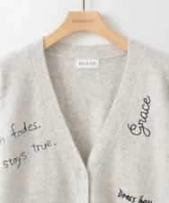 ZMSCE03150 al'aise modulation(アレーズモジュレーション) 【洗える】メッセージ刺繍メランジニットカーディガン ライトグレー